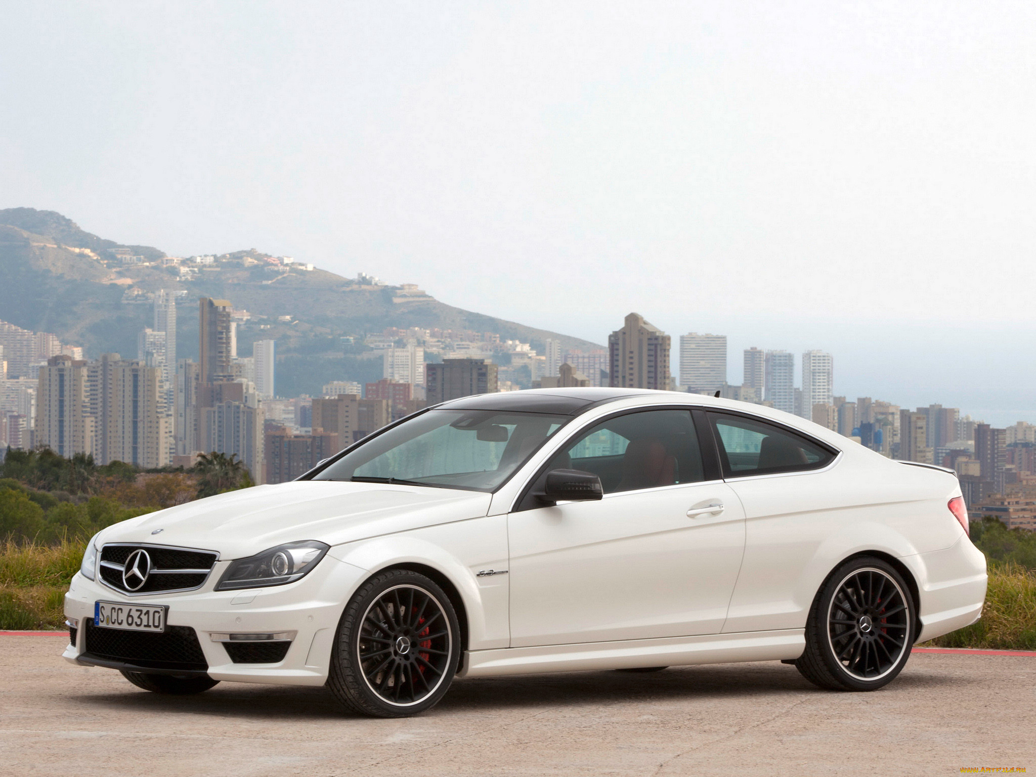 Mercedes c63 AMG Р±РµР»С‹Р№